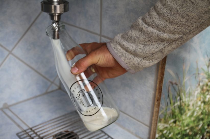 Rohmilch beim Abfüllen