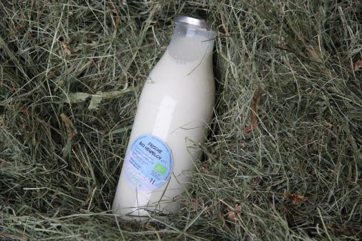 Rohmilch im Heu