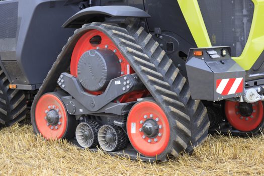 Claas Xerion Serie 12: Dank der zwei Lenkachsen wenden TERRA TRAC und TRAC eng und präzise, Kabine und Heckkraftheber verbleiben dabei in der Mittelachse. 