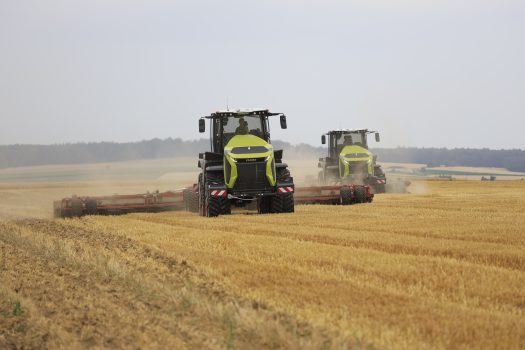 Der neue XERION 12er Serie mit bis zu 653 PS, 3.100 Nm, neuen TERRA TRAC Laufwerken, vierpunktgefederter Kabine mit bester Rundumsicht und bis zu 537 l/min Hydraulikfördermenge.