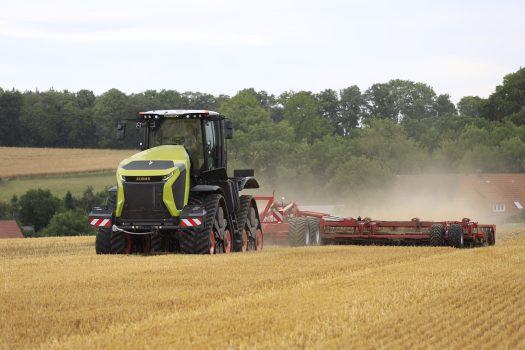 Die neue Xerion Serie 12 hat laut Hersteller die größte Kabine in der Klasse der Großtraktoren.