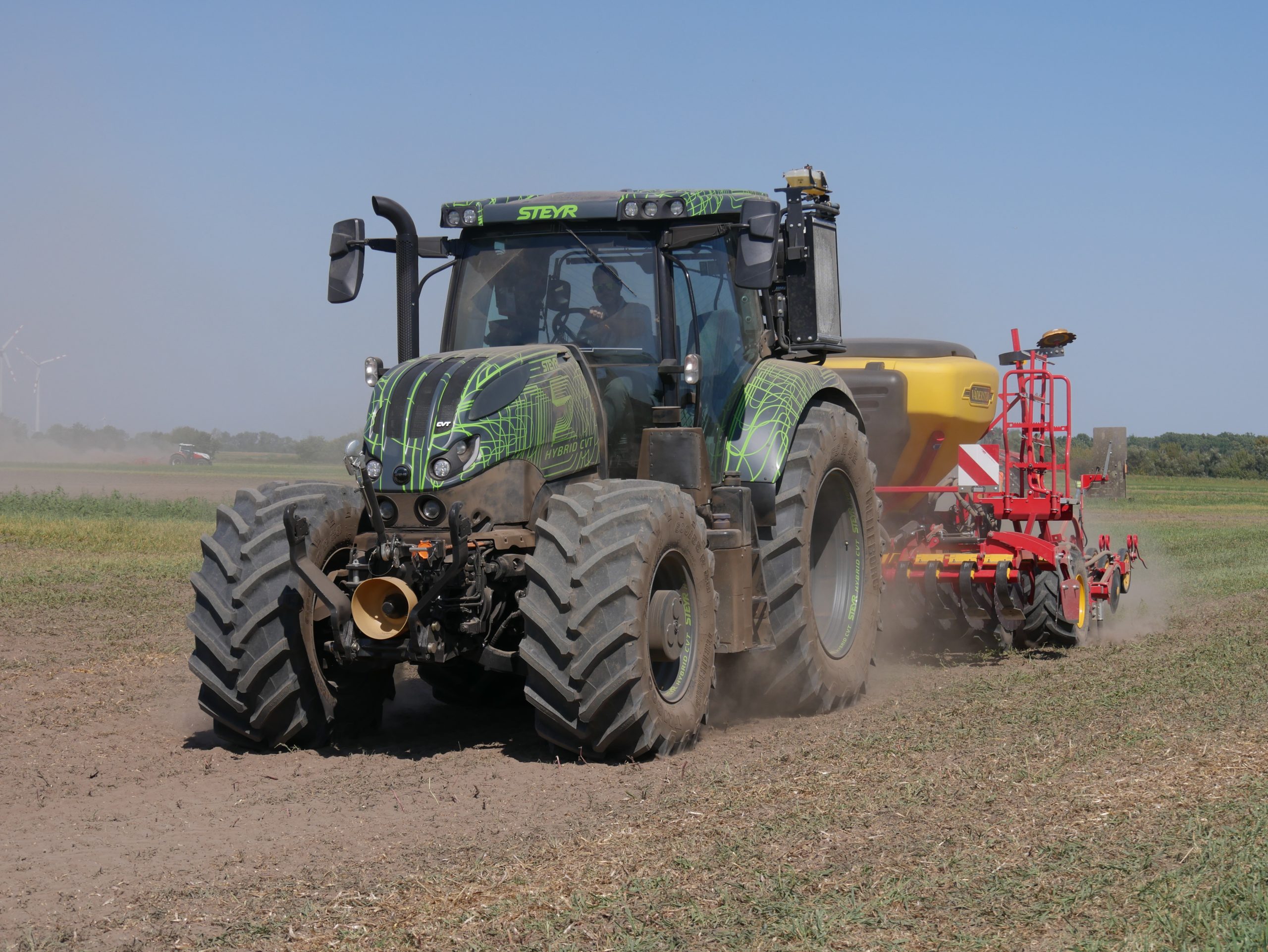 Steyr Hybrid-Traktor im praktischen Feldeinsatz gezeigt.