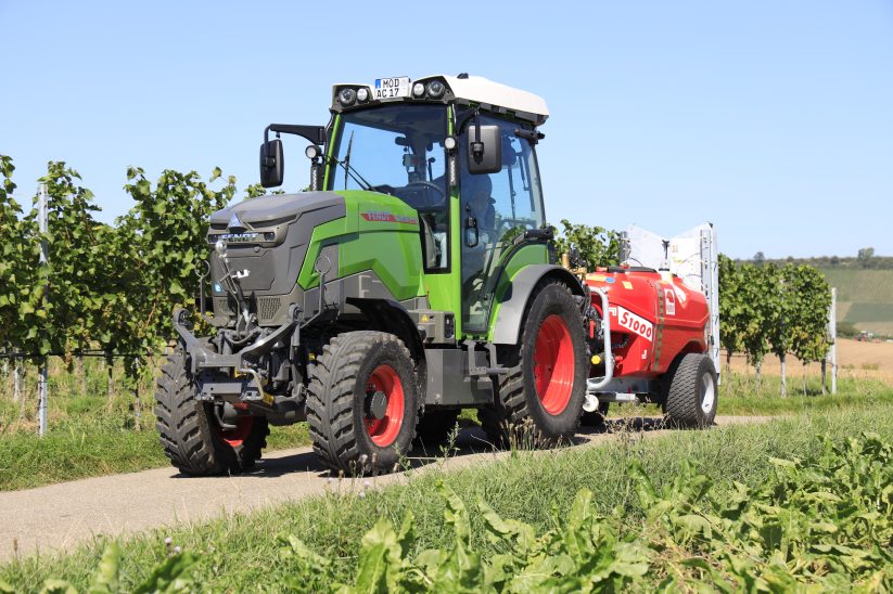Fendt e107 V Vario mit Weinbauspritze im Einsatz.