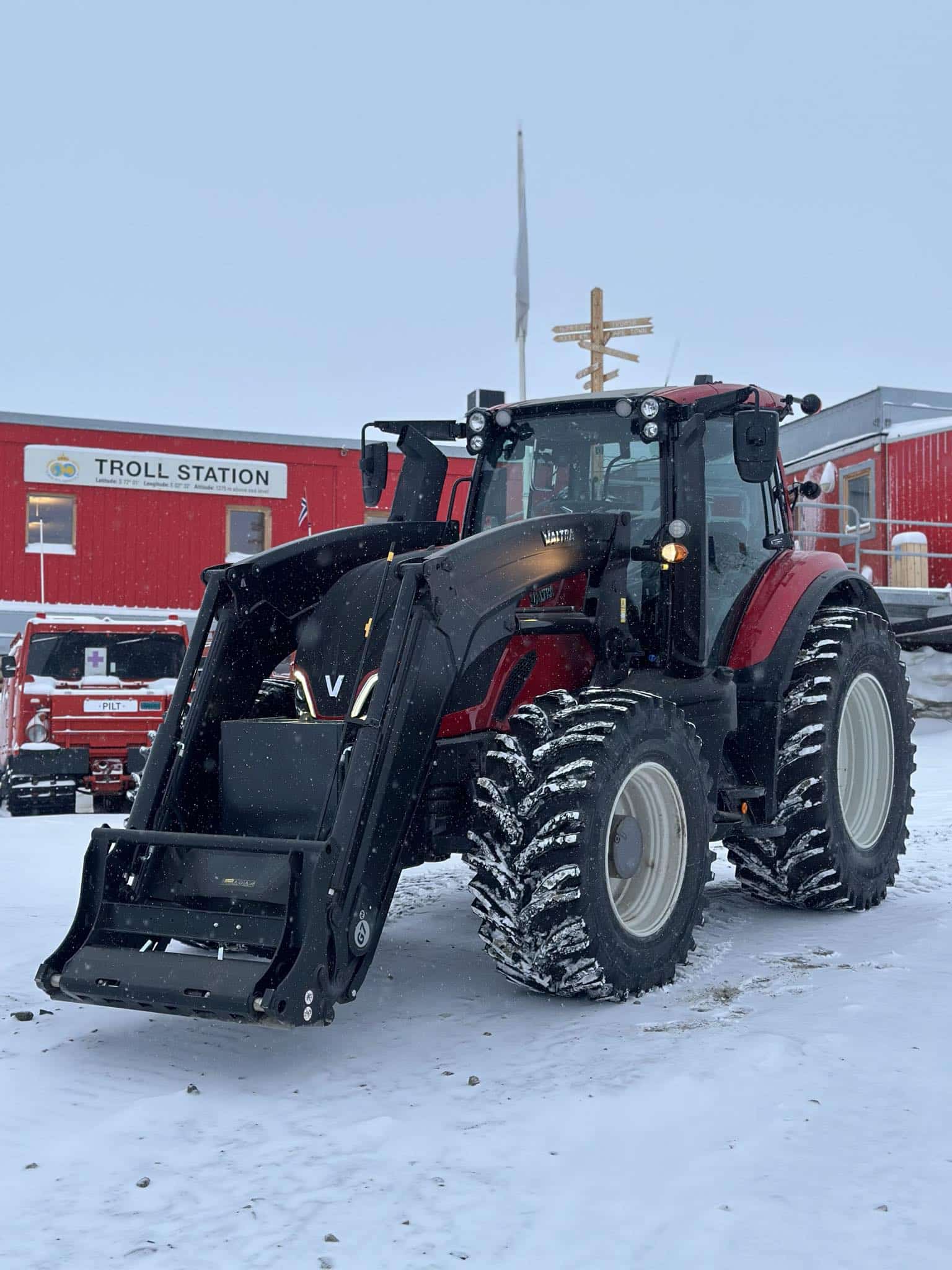 Der 235 PS starke Traktor wurde von der nördlichsten Valtra Servicestation Sørkjos Storbil AS im arktischen Norwegen auf die lange Reise vorbereitet und vom Valtra Händler Akershus Traktor AS ausgeliefert.