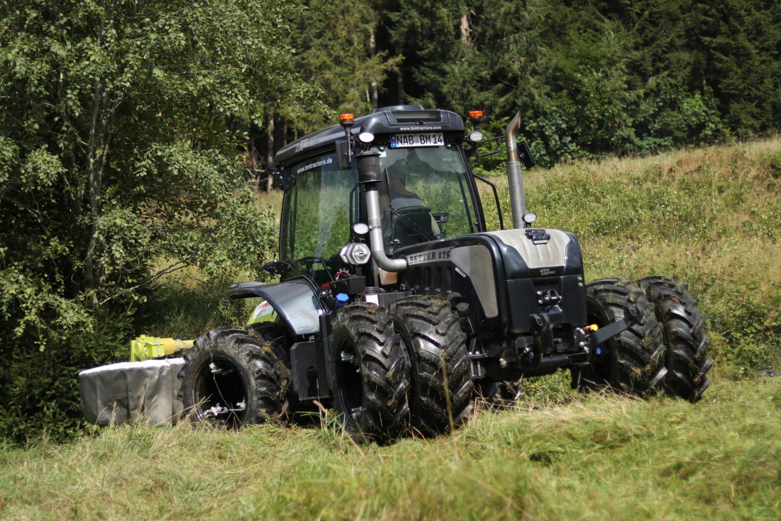 BM Tractors Better 175 mit Zwillingsrädern im Mäheinsatz.