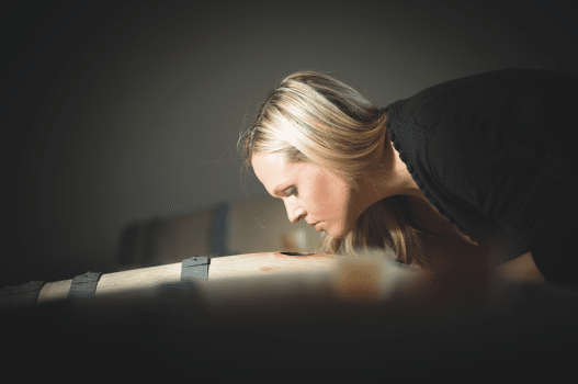 Birgit Stutz-Prückl kontrolliert den Essig.