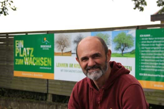 Gerhard Etzelstorfer vor der Schule