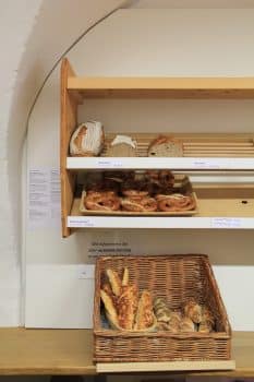 Brotangebot im Bauernladen.