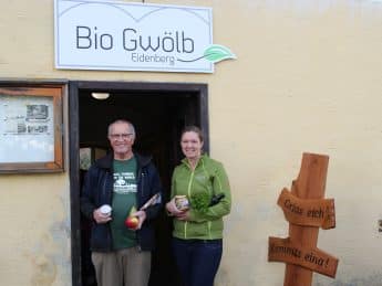 Bio Gwölb mit zwei Landwirten davor.