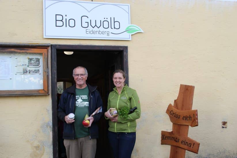 Bio Gwölb mit zwei Landwirten davor.