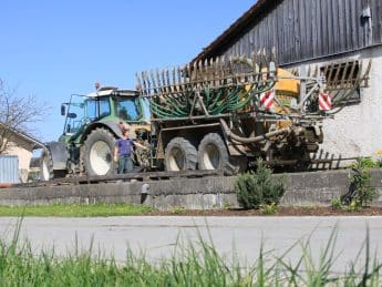 Dünne Gülle mit dem Breitverteiler oder dicke Gülle bodennah und streifenförmig: Deutsche Landwirte haben aktuell die Wahl.