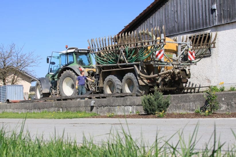 Dünne Gülle mit dem Breitverteiler oder dicke Gülle bodennah und streifenförmig: Deutsche Landwirte haben aktuell die Wahl.