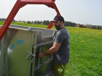 Tobias Babel aus Wald im Ostallgäu setzt bei festliegenden Kühen auf die Aquacowbox.