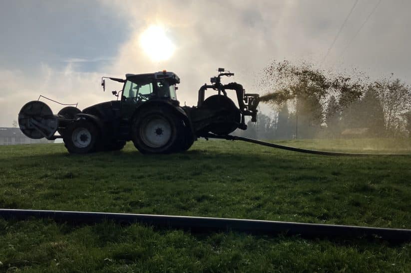 In der Landwirtschaft entstehen Ammoniakemissionen unter anderem bei der Gülleausbringung.