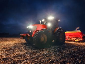 Im Spätherbst und Winter sorgen frühe Dunkelheit, Nebel und Schneefall für schlechte Sichtverhältnisse auf den Straßen. Was Landwirte beim Einsatz von Arbeitsscheinwerfern und Co. beachten müssen.